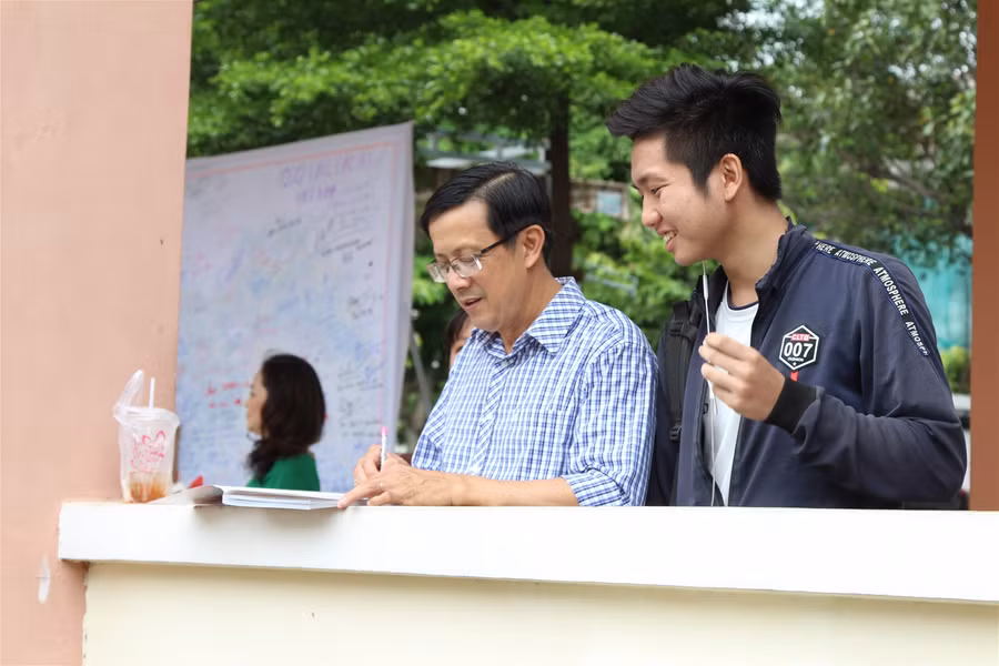 Lễ tri ân đặc biệt, học sinh chia tay thầy cô ngay trong lớp học ảnh 6