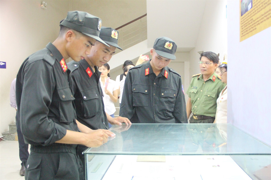 Hàng trăm tư liệu tại triển lãm "75 năm Công an nhân dân - vì nước quên thân, vì dân phục vụ"