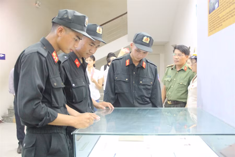 Hàng trăm tư liệu tại triển lãm "75 năm Công an nhân dân - vì nước quên thân, vì dân phục vụ"