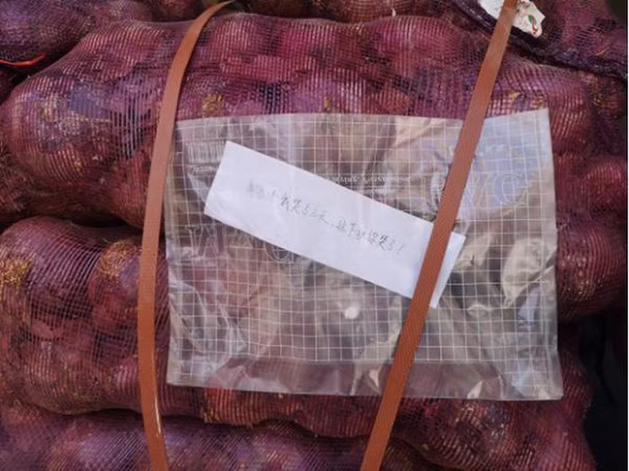 Bạn gái cũ gửi "tặng" 1 tấn hành tây sau khi chia tay, nam chính phản ứng 'bá đạo' 