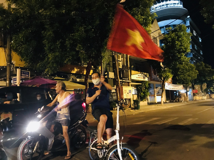 Bác sĩ vỗ tay hát mừng thời khắc dỡ bỏ phong tỏa Bệnh viện Chỉnh hình và phục hồi chức năng Đà Nẵng ảnh 4