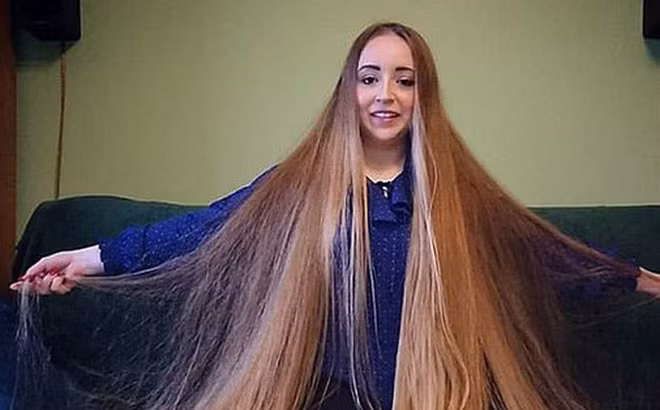 5 năm không cắt tóc, cô gái gây choáng khi thả tung mái tóc dài ấn tượng