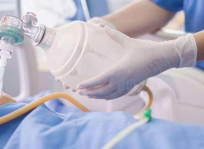 Người nhà rút điện máy thở để... cắm điều hòa, bệnh nhân nhiễm Covid-19 tử vong