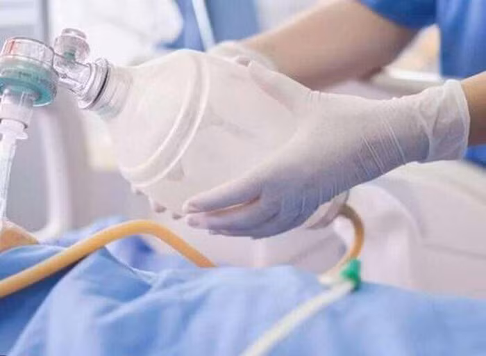 Người nhà rút điện máy thở để... cắm điều hòa, bệnh nhân nhiễm Covid-19 tử vong