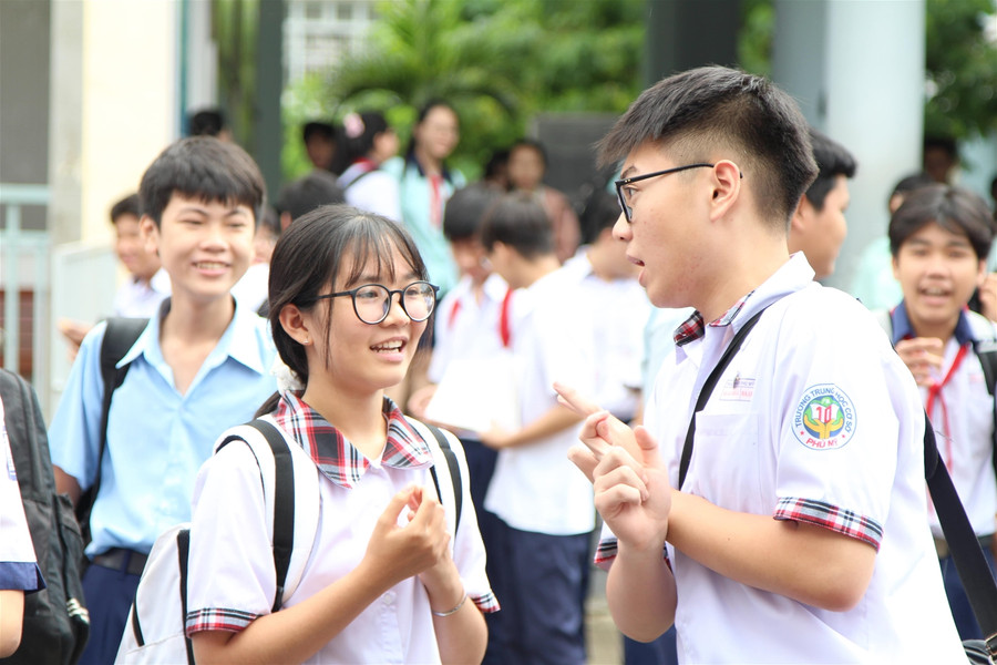 Thí sinh thi vào 10 TP.HCM hồ hởi vì đề Ngữ văn vừa sức