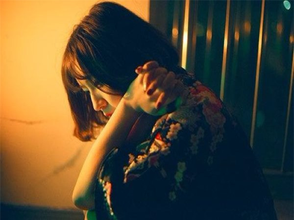 Nhìn chục trứng vịt cùng món ăn nguội lạnh đặt trên bàn, chồng vội vã giục vợ sửa soạn đồ về quê ngay