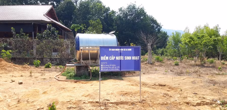 Hàng nghìn người dân huyện biên giới Kon Tum chật vật đi tìm nước sạch ảnh 1