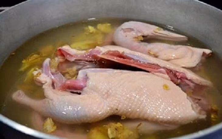 Cho vài giọt gia vị này vào đảm bảo ngan luộc sạch mùi tanh ảnh 1