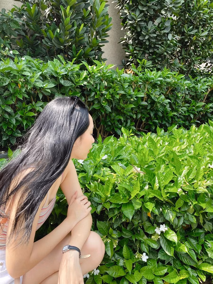 Hà Lan "mắt biếc" khoe nhan sắc đời thường khiến ai cũng phải trầm trồ ảnh 2