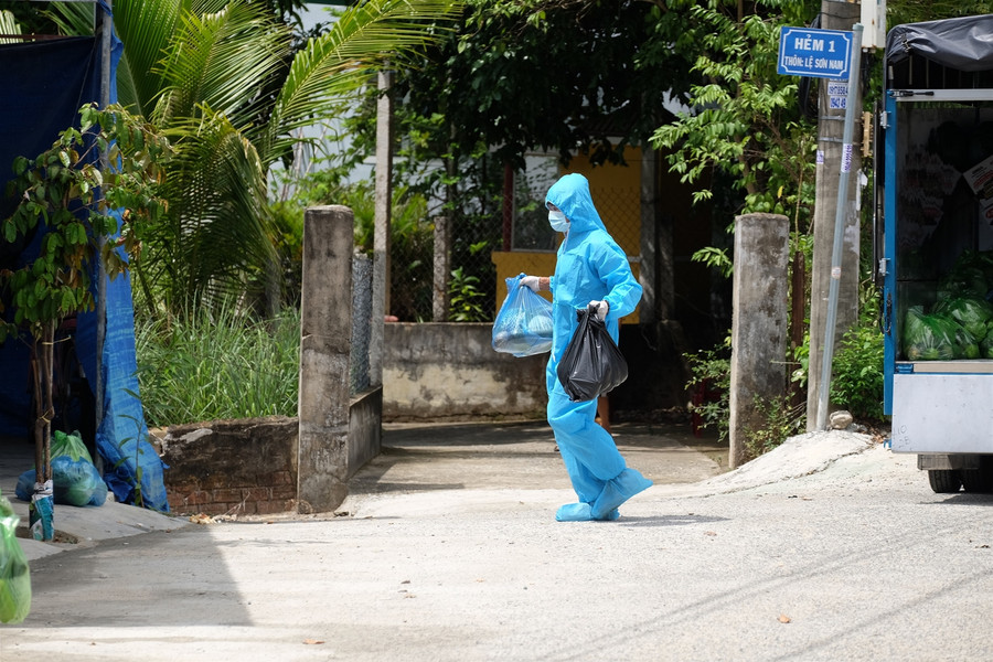 Cận cảnh "tiếp viện" người dân vùng bị phong tỏa ảnh 7