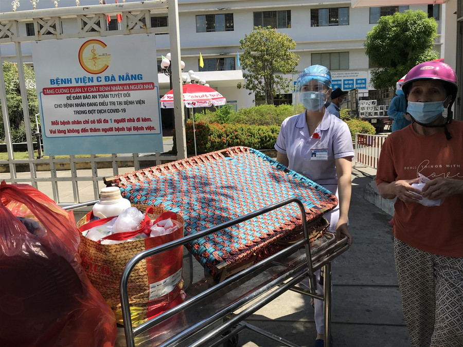 Y bác sĩ Bệnh viện C Đà Nẵng bật khóc khi dỡ bỏ phong tỏa ảnh 2