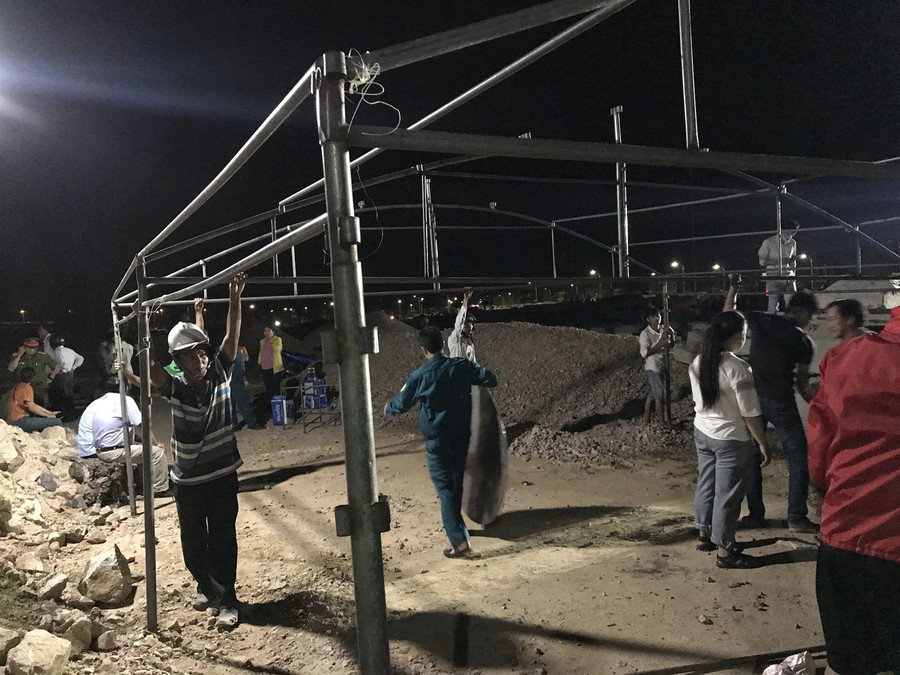 Tìm thấy thi thể 2 trong 5 nạn nhân mất tích vụ lật ghe trên sông Thu Bồn ảnh 5