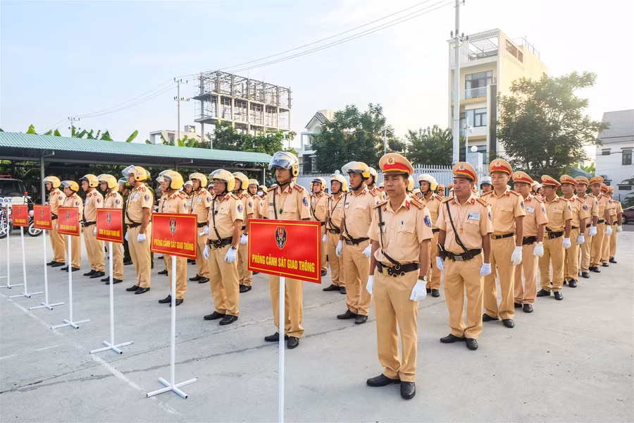 Đà Nẵng: CSGT đồng loạt ra quân tổng kiểm soát các loại xe ảnh 1