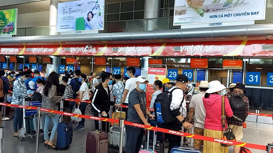 Nhiều người chọn đường sắt, đường bộ rời Đà Nẵng