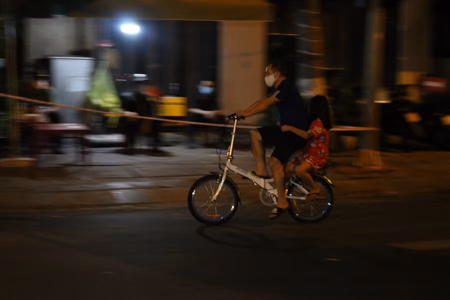 Bác sĩ vỗ tay hát mừng thời khắc dỡ bỏ phong tỏa Bệnh viện Chỉnh hình và phục hồi chức năng Đà Nẵng ảnh 3