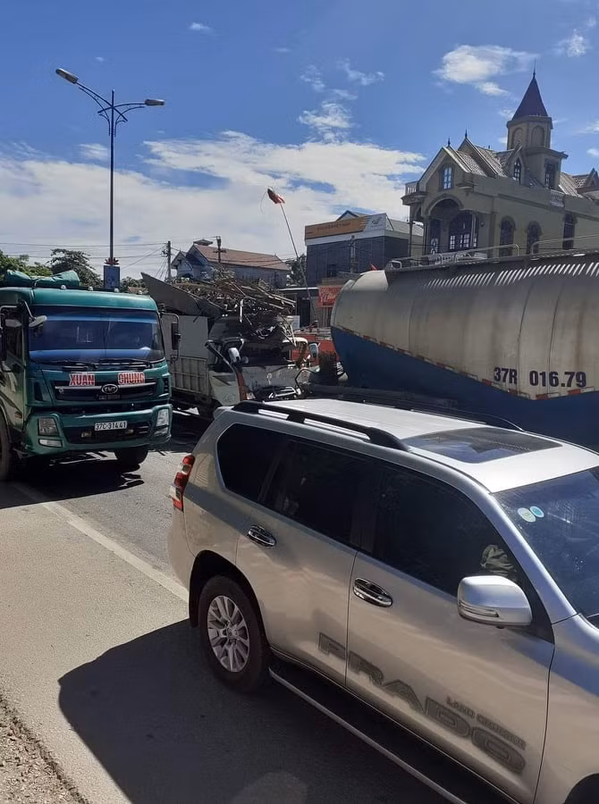 Nghệ An: Tài xế xe tải tử vong trong ca bin bẹp rúm ảnh 3