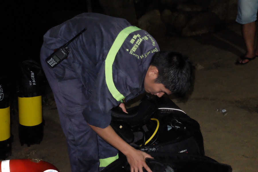 Tìm thấy thi thể 2 trong 5 nạn nhân mất tích vụ lật ghe trên sông Thu Bồn ảnh 1