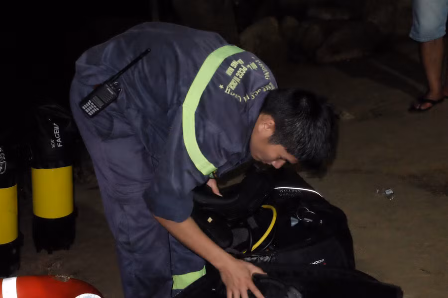 Tìm thấy thi thể 2 trong 5 nạn nhân mất tích vụ lật ghe trên sông Thu Bồn ảnh 1