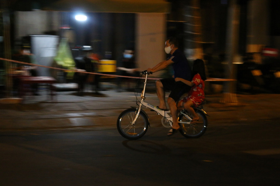 Bác sĩ vỗ tay hát mừng thời khắc dỡ bỏ phong tỏa Bệnh viện Chỉnh hình và phục hồi chức năng Đà Nẵng ảnh 3