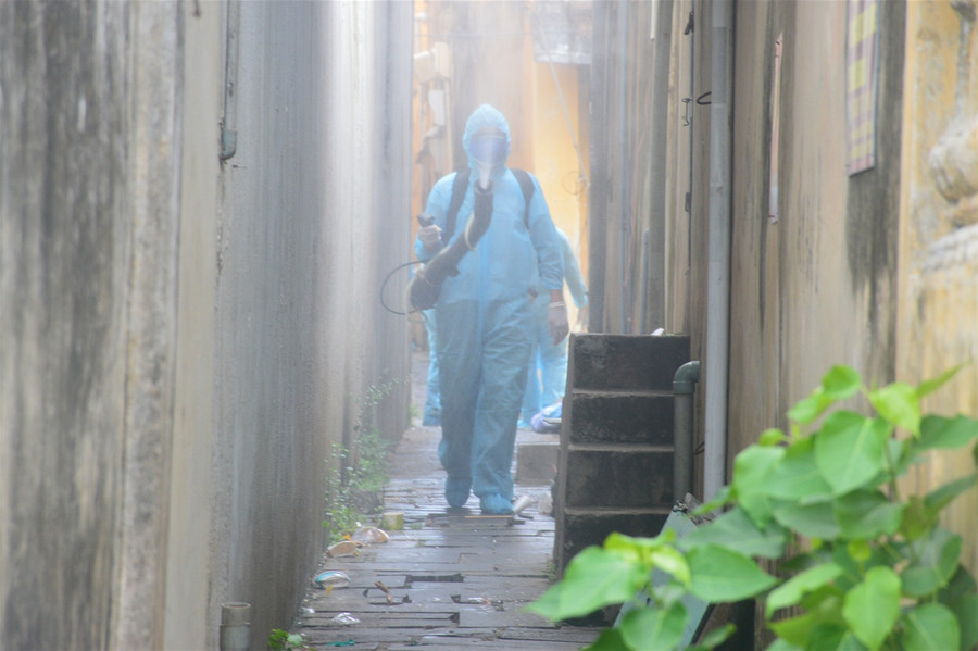 Bộ đội phun thuốc khử khuẩn phố cổ Hội An ảnh 4