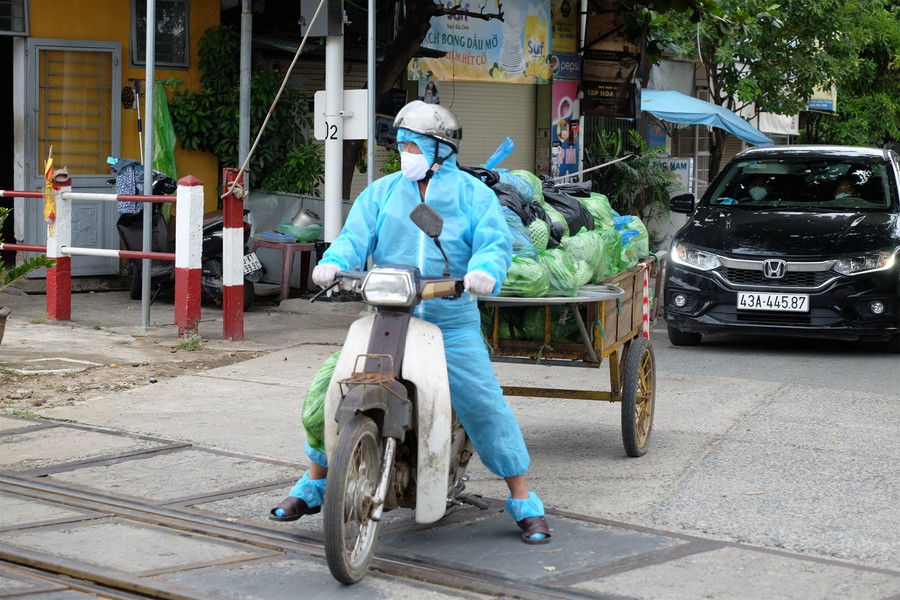 Cận cảnh "tiếp viện" người dân vùng bị phong tỏa ảnh 5