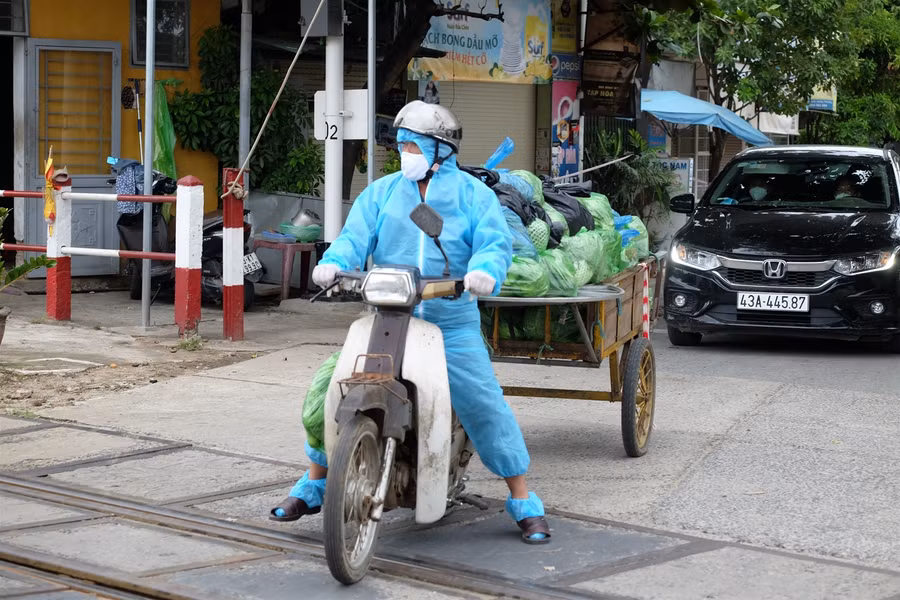 Cận cảnh "tiếp viện" người dân vùng bị phong tỏa ảnh 5