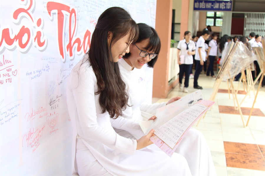 Lễ tri ân đặc biệt, học sinh chia tay thầy cô ngay trong lớp học ảnh 2