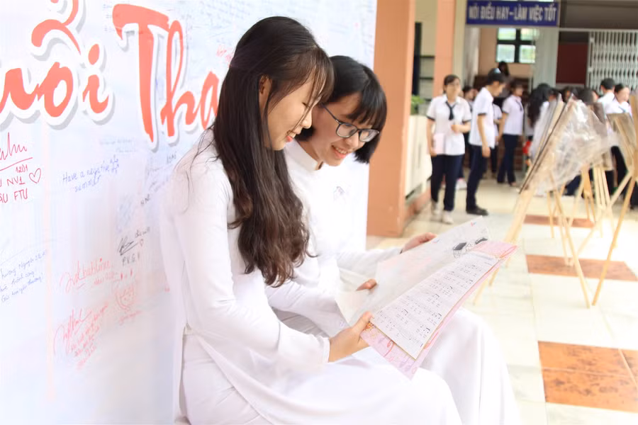 Lễ tri ân đặc biệt, học sinh chia tay thầy cô ngay trong lớp học ảnh 2