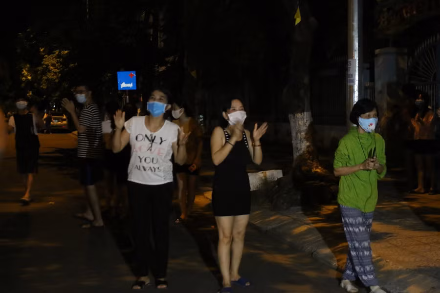 Bác sĩ vỗ tay hát mừng thời khắc dỡ bỏ phong tỏa Bệnh viện Chỉnh hình và phục hồi chức năng Đà Nẵng ảnh 5