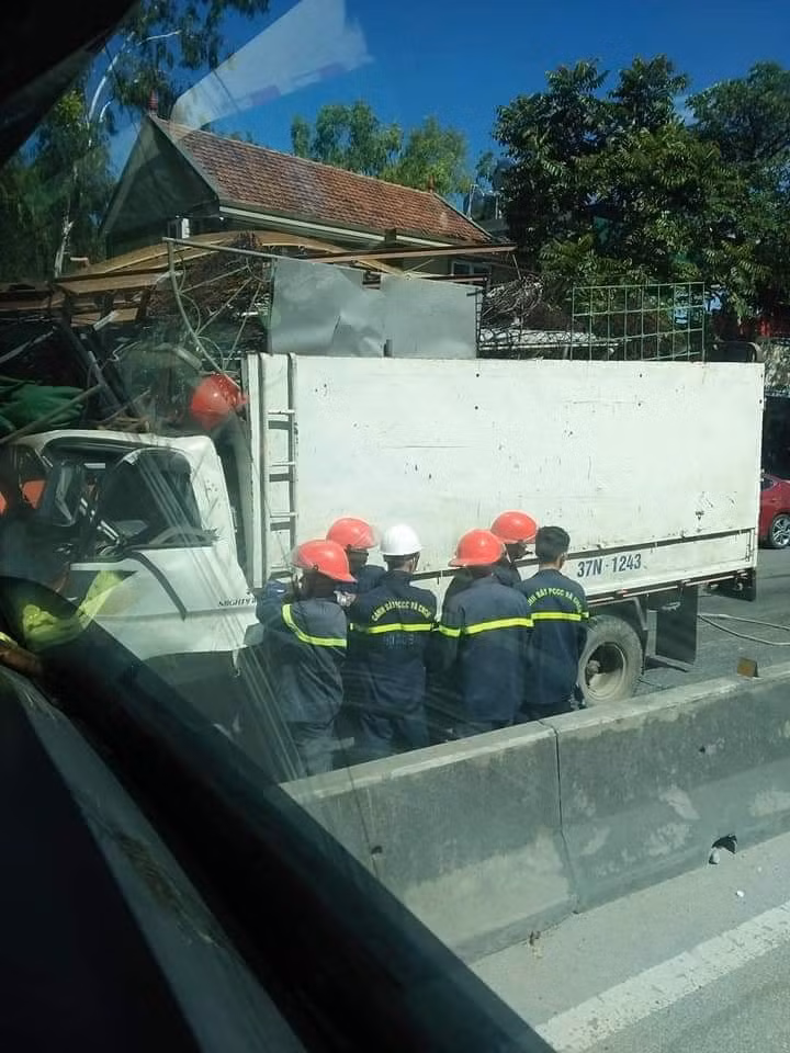 Nghệ An: Tài xế xe tải tử vong trong ca bin bẹp rúm ảnh 1