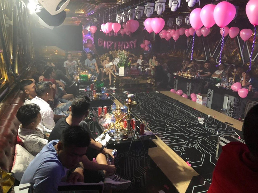 87 người dương tính với ma túy bay lắc trong 2 quán karaoke lúc rạng sáng 87 người dương tính với ma túy bay lắc trong 2 quán karaoke lúc rạng sáng