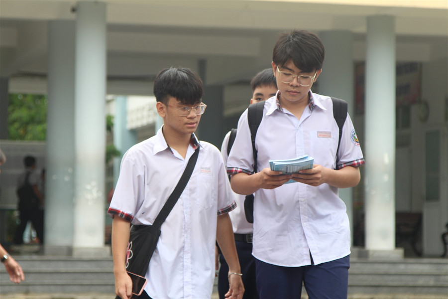 Thí sinh thi vào 10 TP.HCM hồ hởi vì đề Ngữ văn vừa sức ảnh 1