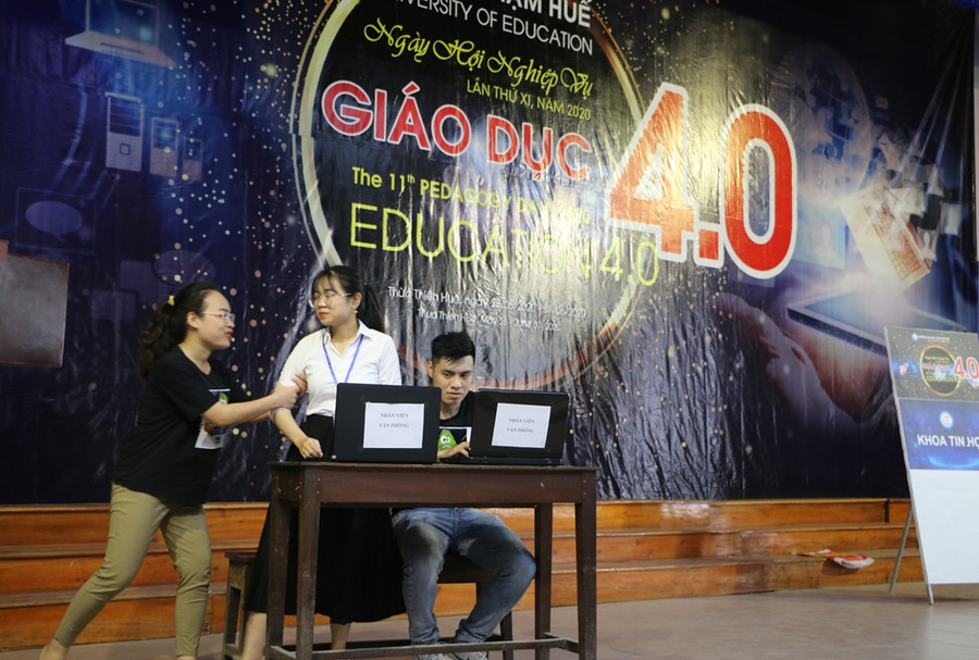 Sắc màu sức trẻ trong Ngày hội nghiệp vụ “Giáo dục 4.0” Trường ĐH Sư phạm Huế ảnh 2