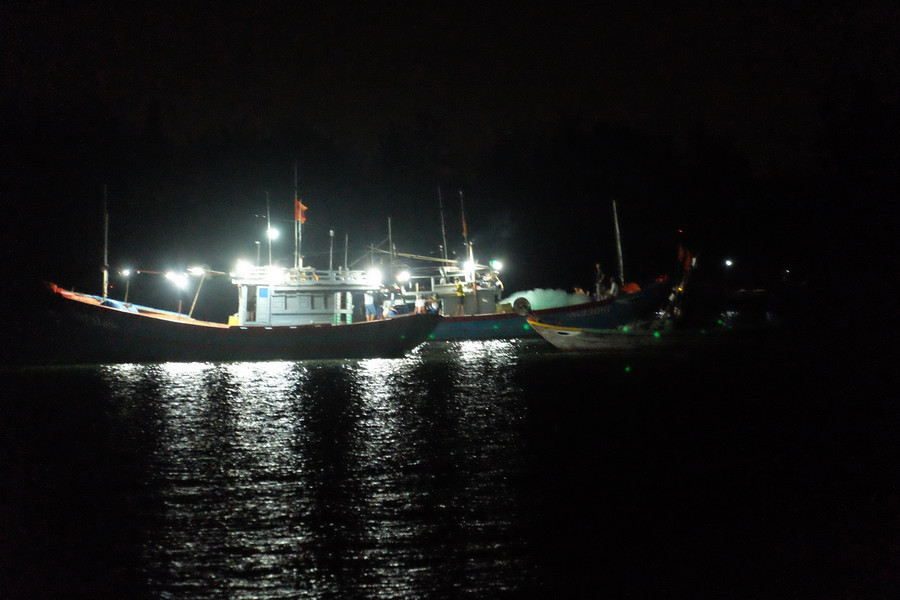 Tìm thấy thi thể 2 trong 5 nạn nhân mất tích vụ lật ghe trên sông Thu Bồn ảnh 3