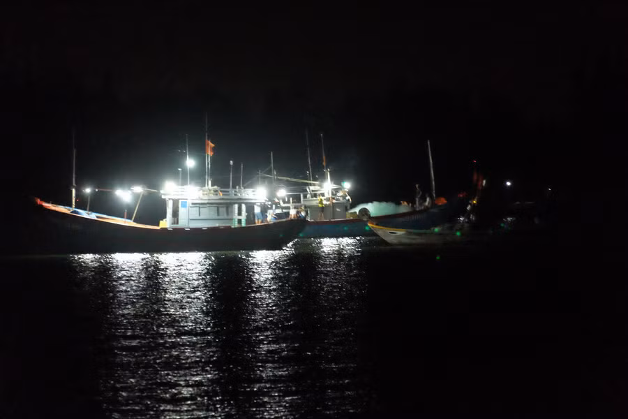 Tìm thấy thi thể 2 trong 5 nạn nhân mất tích vụ lật ghe trên sông Thu Bồn ảnh 3