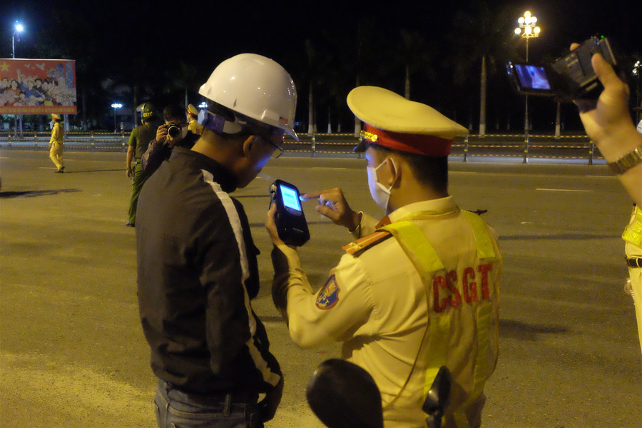 Xuyên đêm theo chân cảnh sát giao thông Đà Nẵng trấn áp đua xe ảnh 1