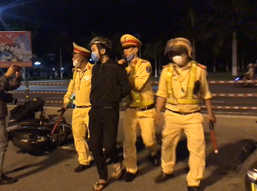 Xuyên đêm theo chân cảnh sát giao thông Đà Nẵng trấn áp đua xe ảnh 3