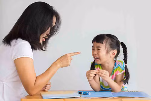 6 điều bố mẹ tuyệt đối không nên làm khi trẻ ăn vạ