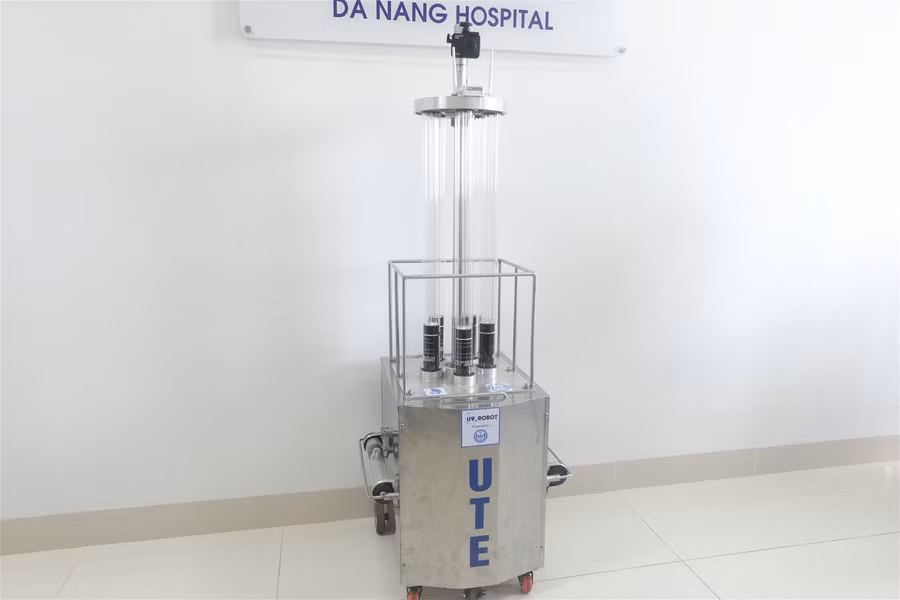 ĐH Sư phạm Kỹ thuật Đà Nẵng trao tặng Robot diệt khuẩn bằng tia UV cho bệnh viện ảnh 1