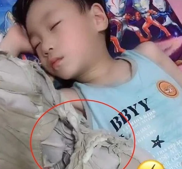 Bất ngờ lý do con gái đi ngủ luôn cầm chặt chiếc áo phông trắng đã rách nát