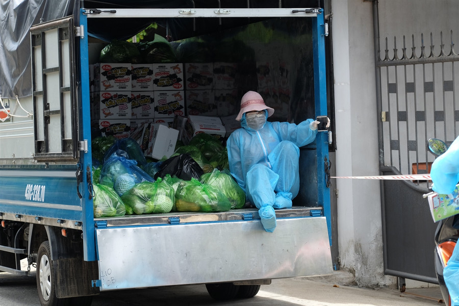 Cận cảnh "tiếp viện" người dân vùng bị phong tỏa ảnh 6