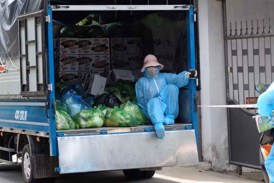 Cận cảnh "tiếp viện" người dân vùng bị phong tỏa ảnh 6