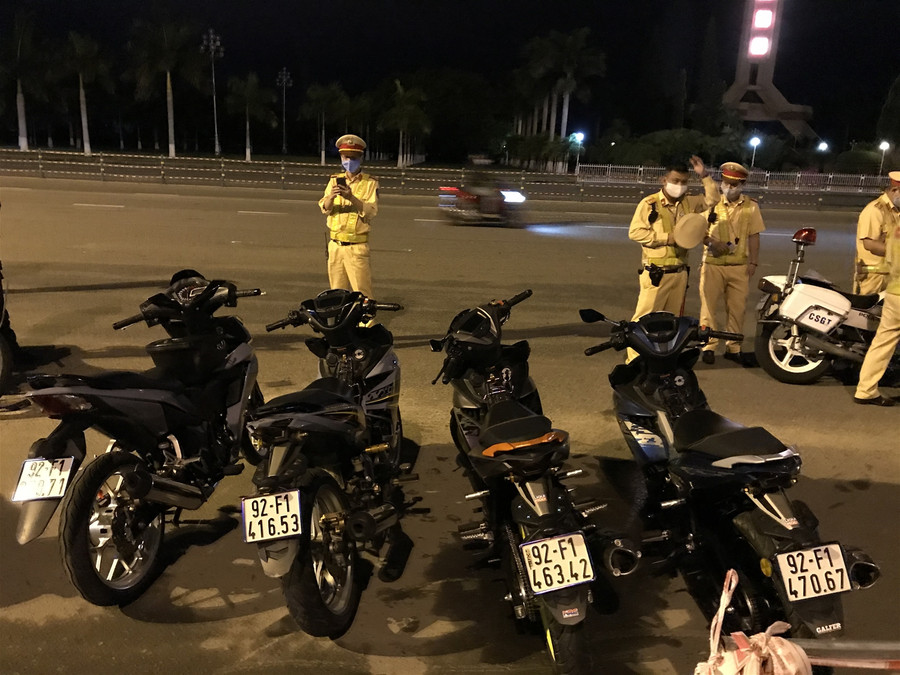 Xuyên đêm theo chân cảnh sát giao thông Đà Nẵng trấn áp đua xe ảnh 5