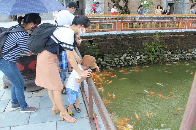 Huế: Ngày đầu mở cửa trở lại, di tích Huế đón hàng nghìn khách tham quan ảnh 1