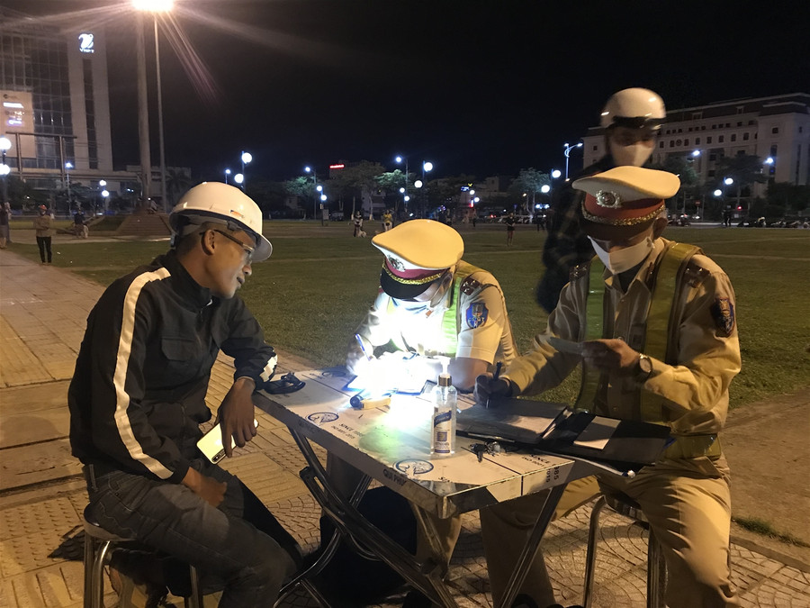 Xuyên đêm theo chân cảnh sát giao thông Đà Nẵng trấn áp đua xe ảnh 2