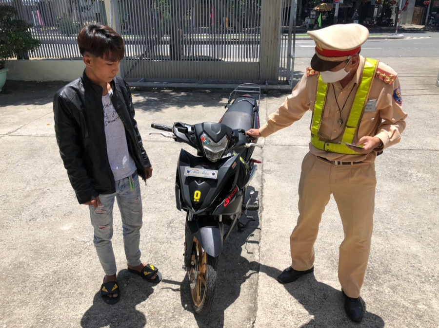 Truy bắt nam thanh niên “bốc đầu” xe máy trên đèo Hải Vân Truy bắt nam thanh niên “bốc đầu” xe máy trên đèo Hải Vân