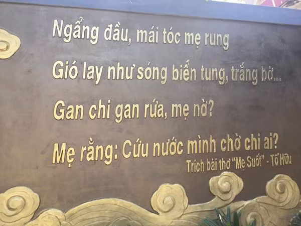 Tháng 7 bên bến đò mẹ Suốt