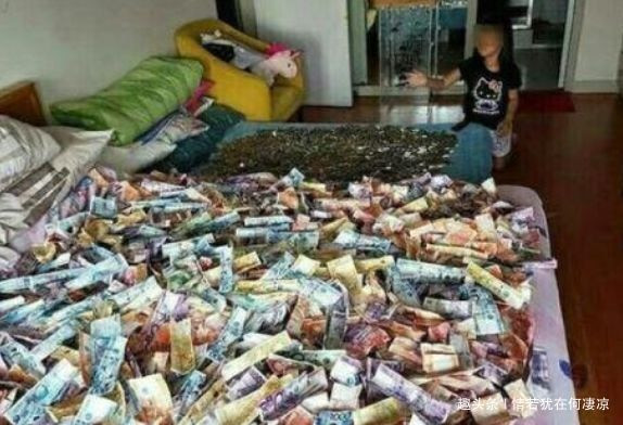Phát hiện dấu hiệu lạ trên giường, kiểm tra vợ sửng sốt thấy 'quỹ đen' khổng lồ của chồng  Phát hiện dấu hiệu lạ trên giường, kiểm tra vợ sửng sốt thấy 'quỹ đen' khổng lồ của chồng