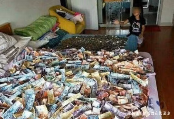 Phát hiện dấu hiệu lạ trên giường, kiểm tra vợ sửng sốt thấy 'quỹ đen' khổng lồ của chồng 