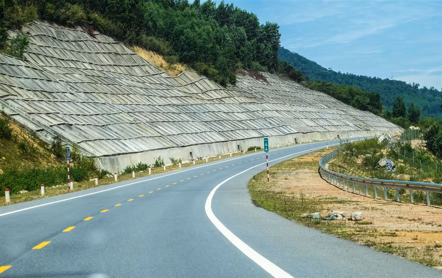 Gấp rút hoàn thành công trình dự án đường La Sơn - Túy Loan 11,5 nghìn tỷ đồng ảnh 8